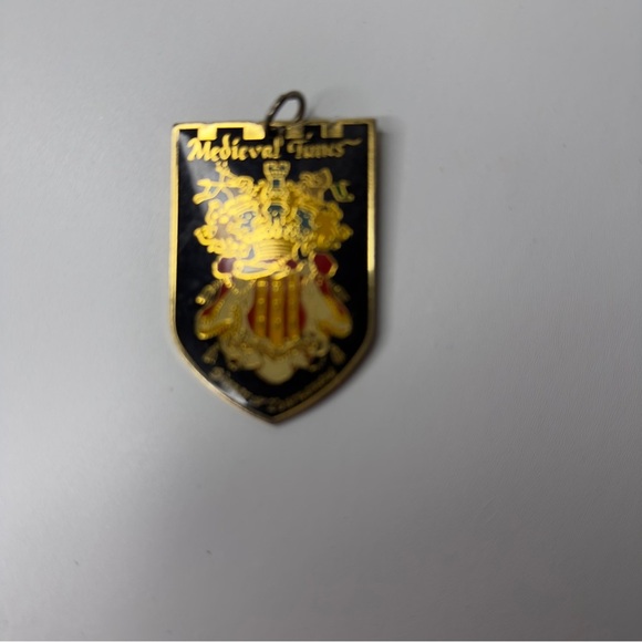Medieval Times Crest Pendant Dinner & Tournament Keychain Enamel Gloss Gold VTG - Picture 7 of 15